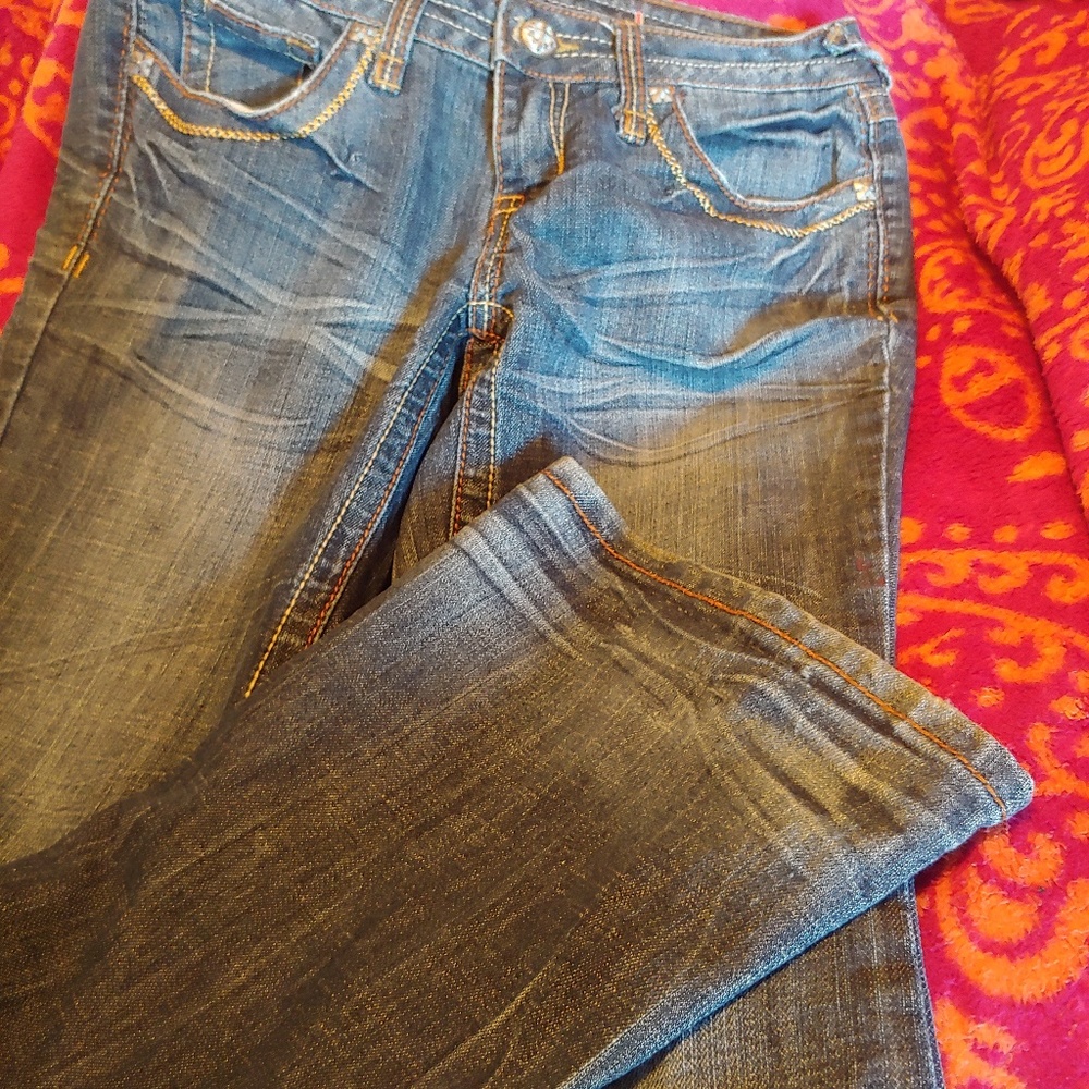 Dollhouse low-rise flaw on lower leg at seam